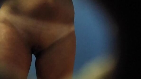 Весела брюнетка Sarah Cute бере порно ретро фільми член бойфренда в дупу