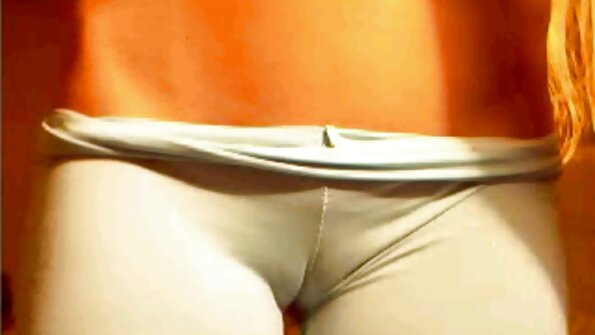 Спокуслива блондинка-міфка Олівія Остін дергалася через порно кіно дірку в колготках