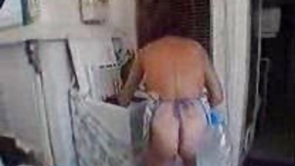 Голді Гласс грає полнометражное порно фільми зі своєю нетерплячою кицькою в ліжку
